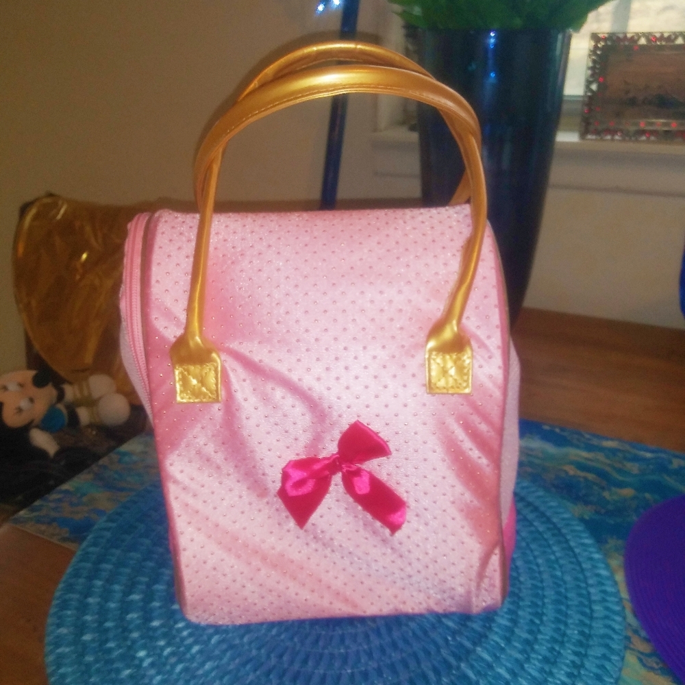 Golden Retriever with Kennel